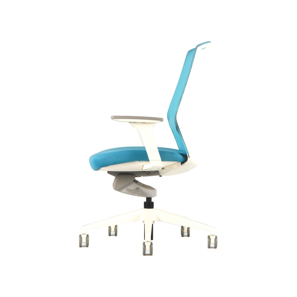 Silla NIMBO con apoyabrazos base blanca